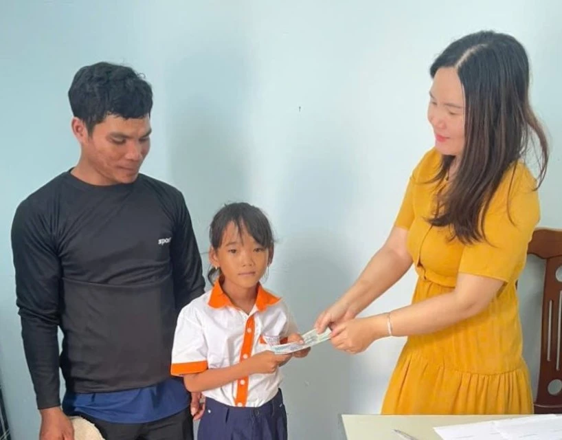 Đại diện UBND xã Công Hải trao học bổng cho học sinh có hoàn cảnh khó khăn.
