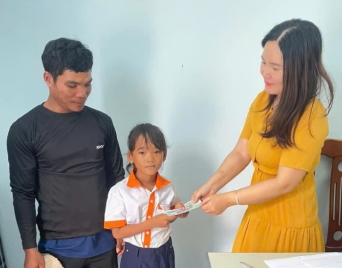 Xã Công Hải trao 20 suất học bổng cho học sinh có hoàn cảnh khó khăn 