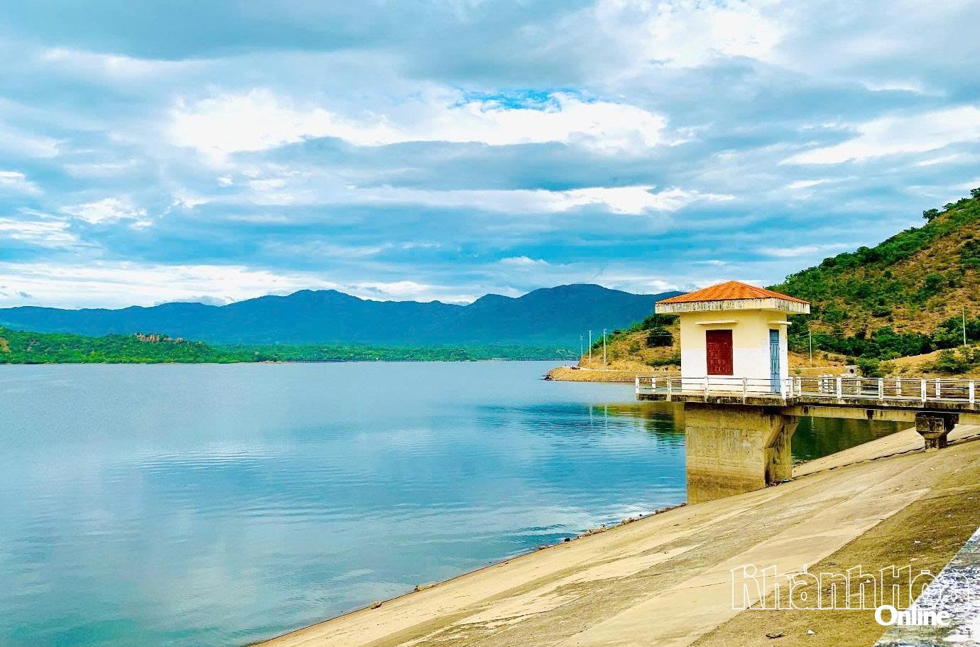 Hồ Lanh Ra mang vẻ đẹp bình yên
giữa núi rừng Phước Hậu.