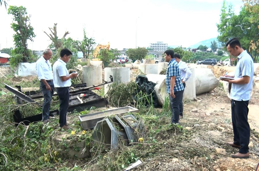 Lực lượng chức năng tiến hành kiểm kê tài sản trên đất bị thu hồi.