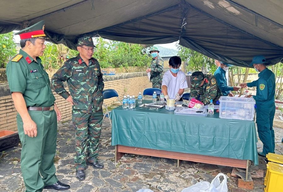 Lực lượng quân sự chuẩn bị khu vực phục vụ công tác lấy mẫu sinh phẩm hài cốt liệt sĩ.