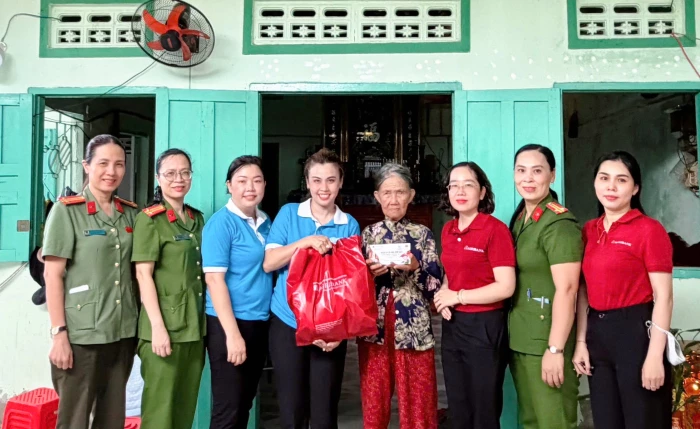 Thăm, tặng quà các gia đình thờ cúng liệt sĩ ở phường Đông Hải