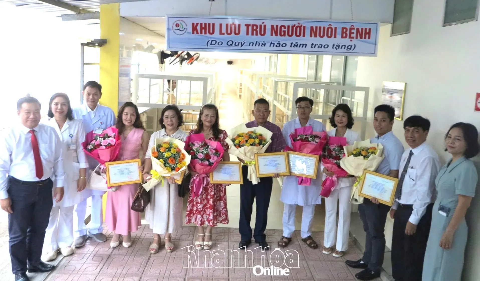 Lãnh đạo Sở Y tế và Bệnh viện Đa khoa Khánh Hòa tặng hoa tri ân các mạnh thường quân.