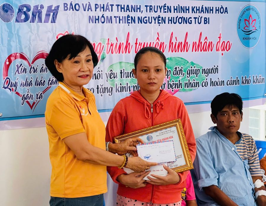 Nhóm Hoàng Anh Phạm trao tiền hỗ trợ cho gia đình ông Cao Hoài Tân.