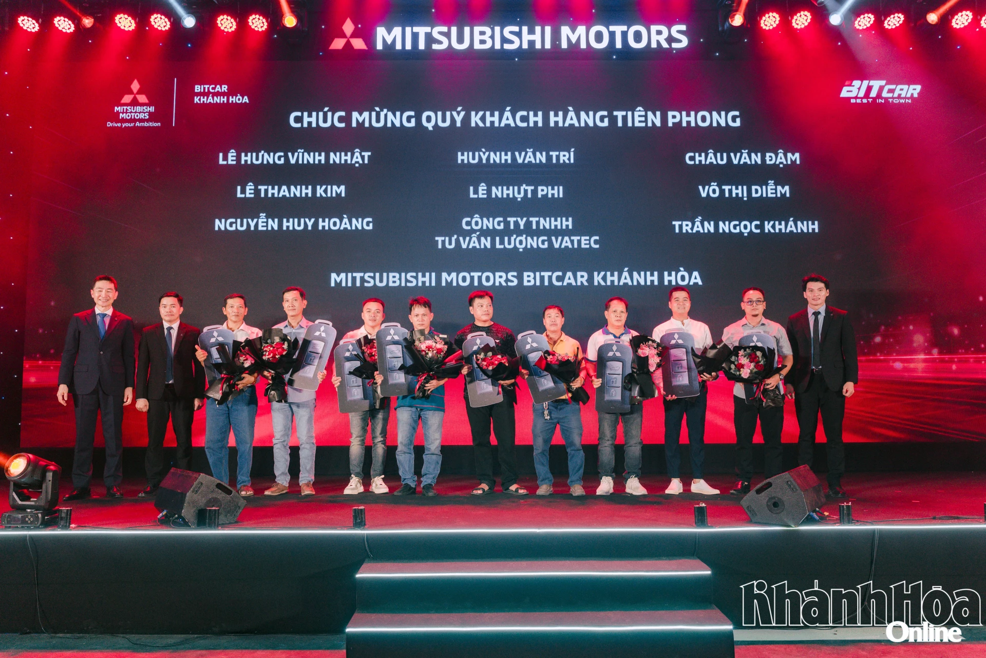 Nhà phân phối trao chìa khóa tượng trưng cho những khách hàng tiên phong.