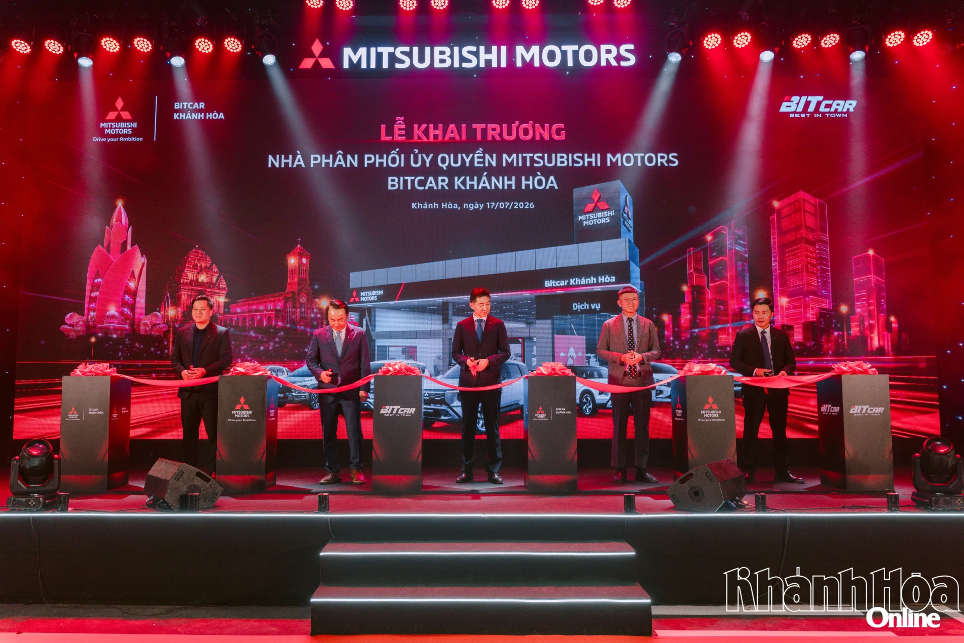 Các đại biểu thực hiện nghi thức cắt băng khai trương, đánh dấu hệ thống Nhà phân phối Mitsubishi Motors Bitcar Khánh Hòa đi vào hoạt động.
