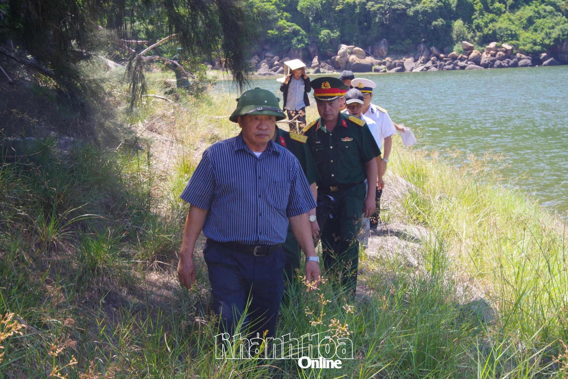 Ông Đặng Ngọc Yên dẫn đoàn khảo sát, tìm kiếm hài cốt liệt sĩ tại bán đảo Cam Ranh.