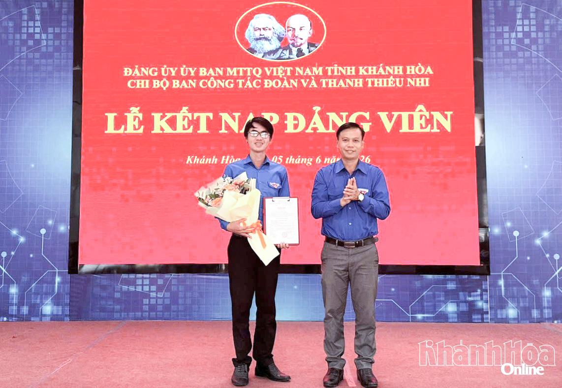 Lễ kết nạp đảng viên mới tại Chi bộ Ban công tác đoàn và thanh thiếu nhi (Đảng bộ Ủy ban MTTQ Việt Nam tỉnh).