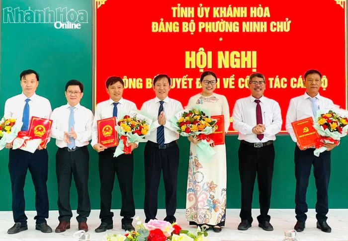 Phường Ninh Chử công bố các quyết định về công tác cán bộ