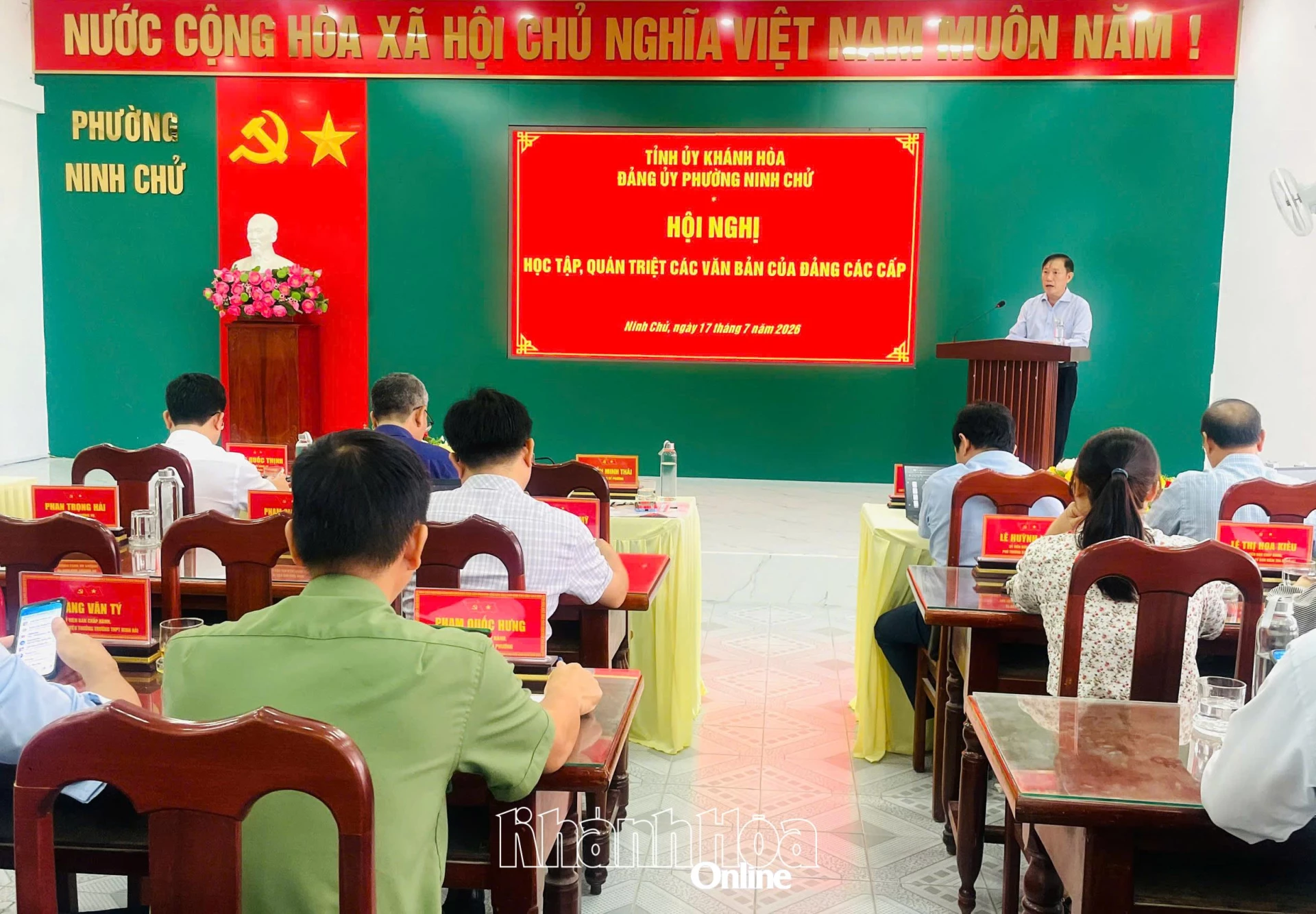 Lãnh đạo Đảng ủy phường Ninh Chử quán triệt các văn bản về chuẩn mực đạo đức cách mạng của cán bộ, đảng viên, công chức, viên chức thuộc Đảng bộ và hệ thống chính trị tỉnh Khánh Hòa trong giai đoạn mới.