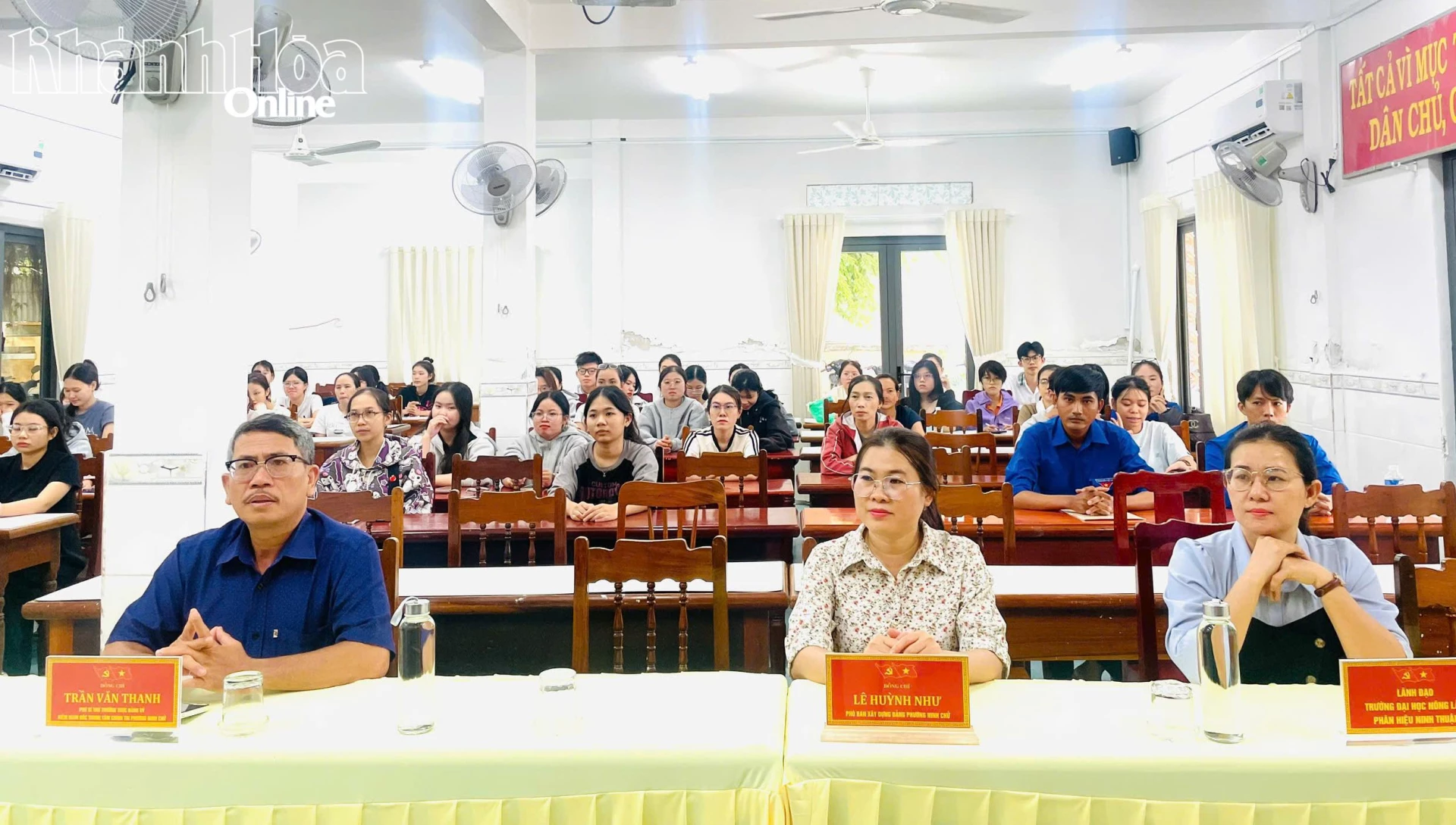 Các đại biểu và học viên tham dự lễ bế giảng.