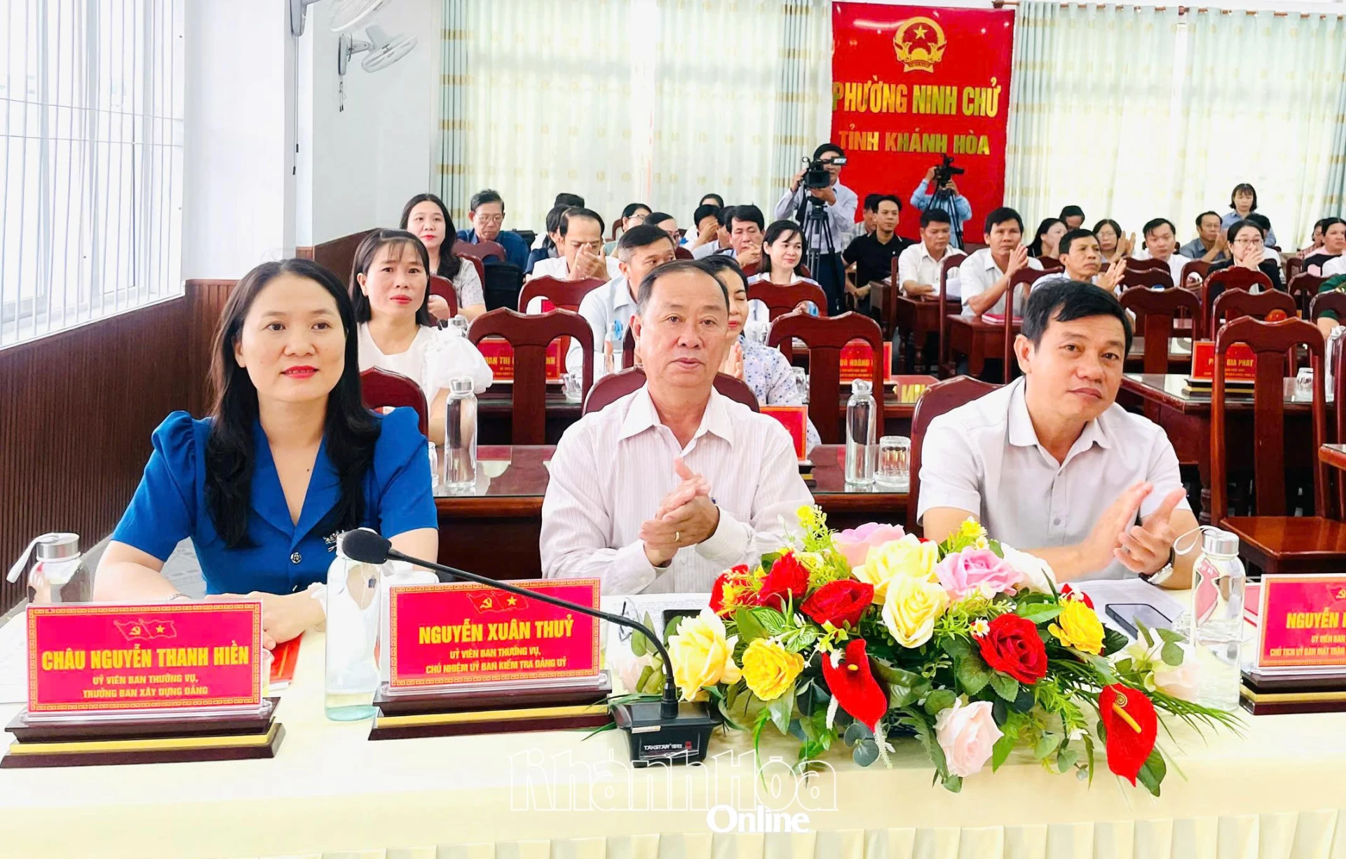Các đại biểu dự hội nghị.