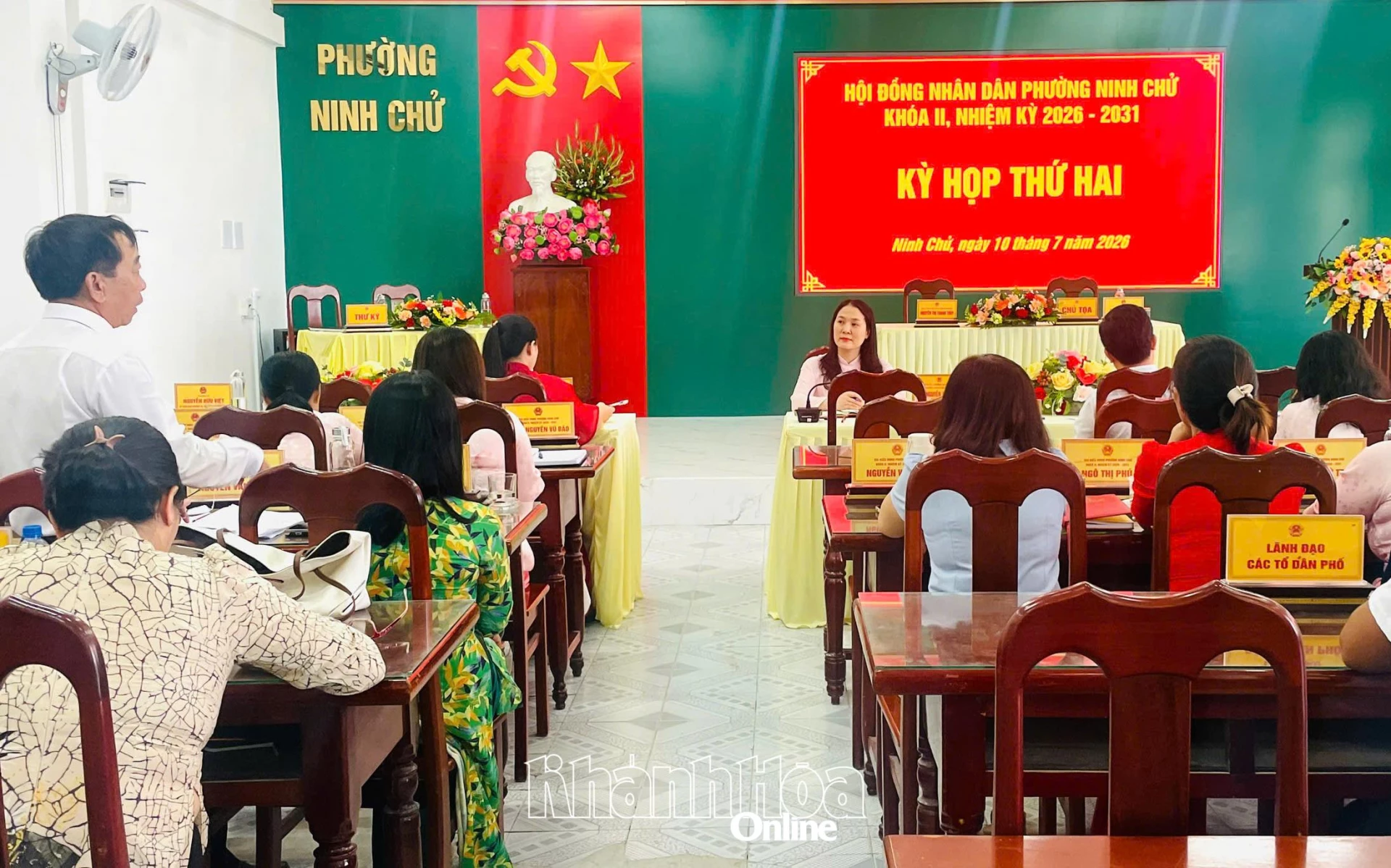 Các đại biểu thảo luận, đóng góp ý kiến các báo cáo, tờ trình tại kỳ họp.