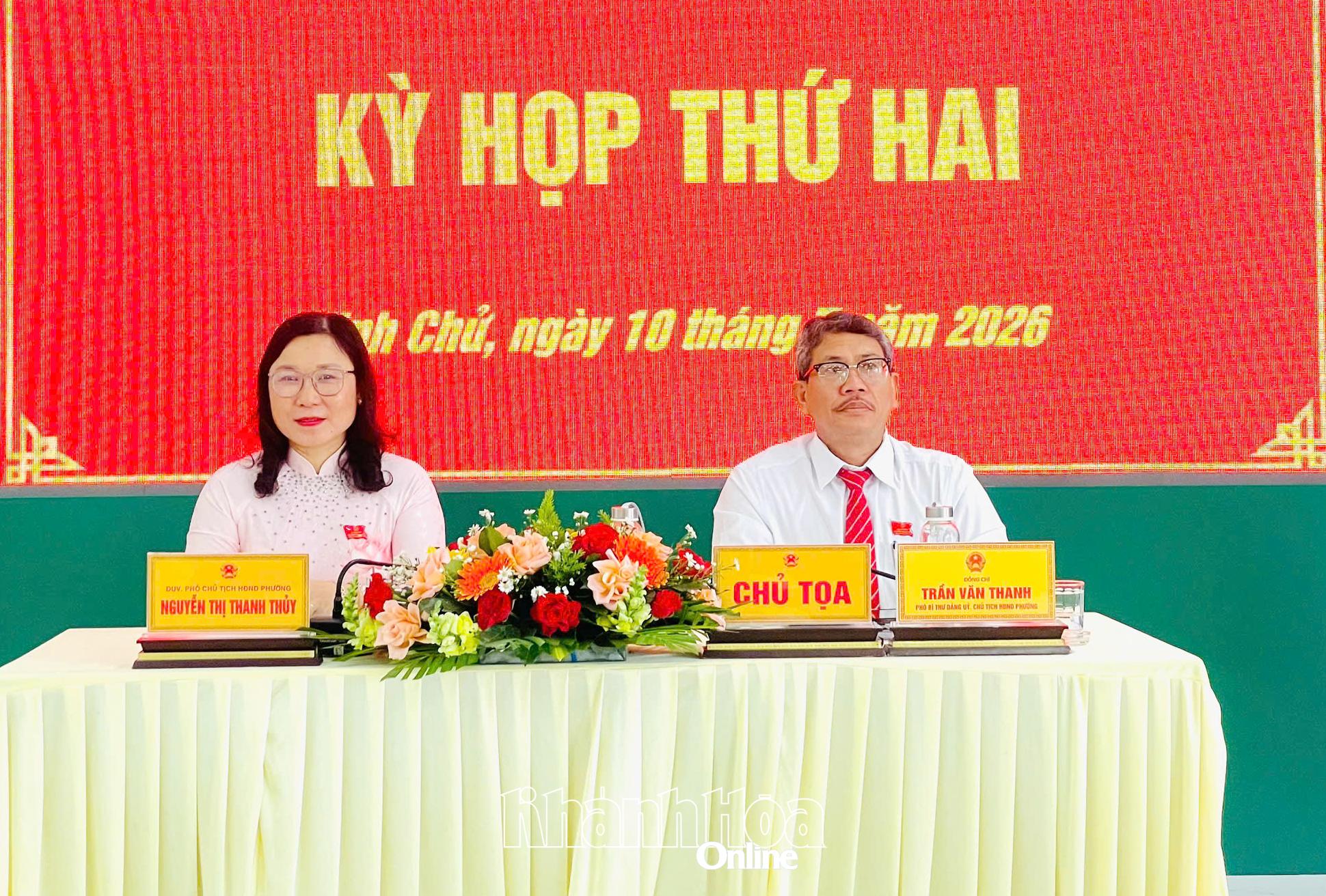 Thường trực HĐND phường Ninh Chử chủ tọa kỳ họp.