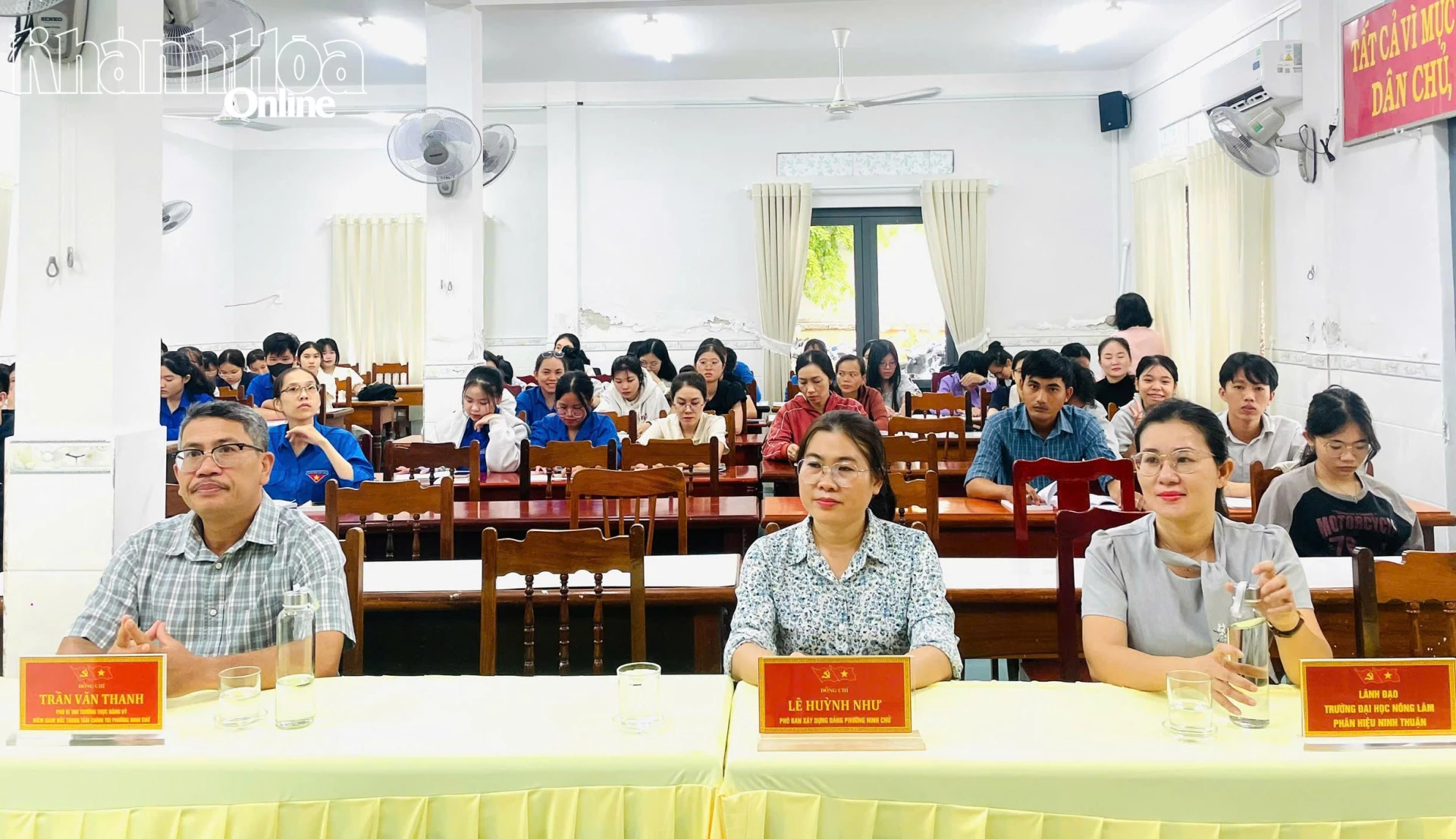 Các đại biểu và học viên dự lễ khai giảng.