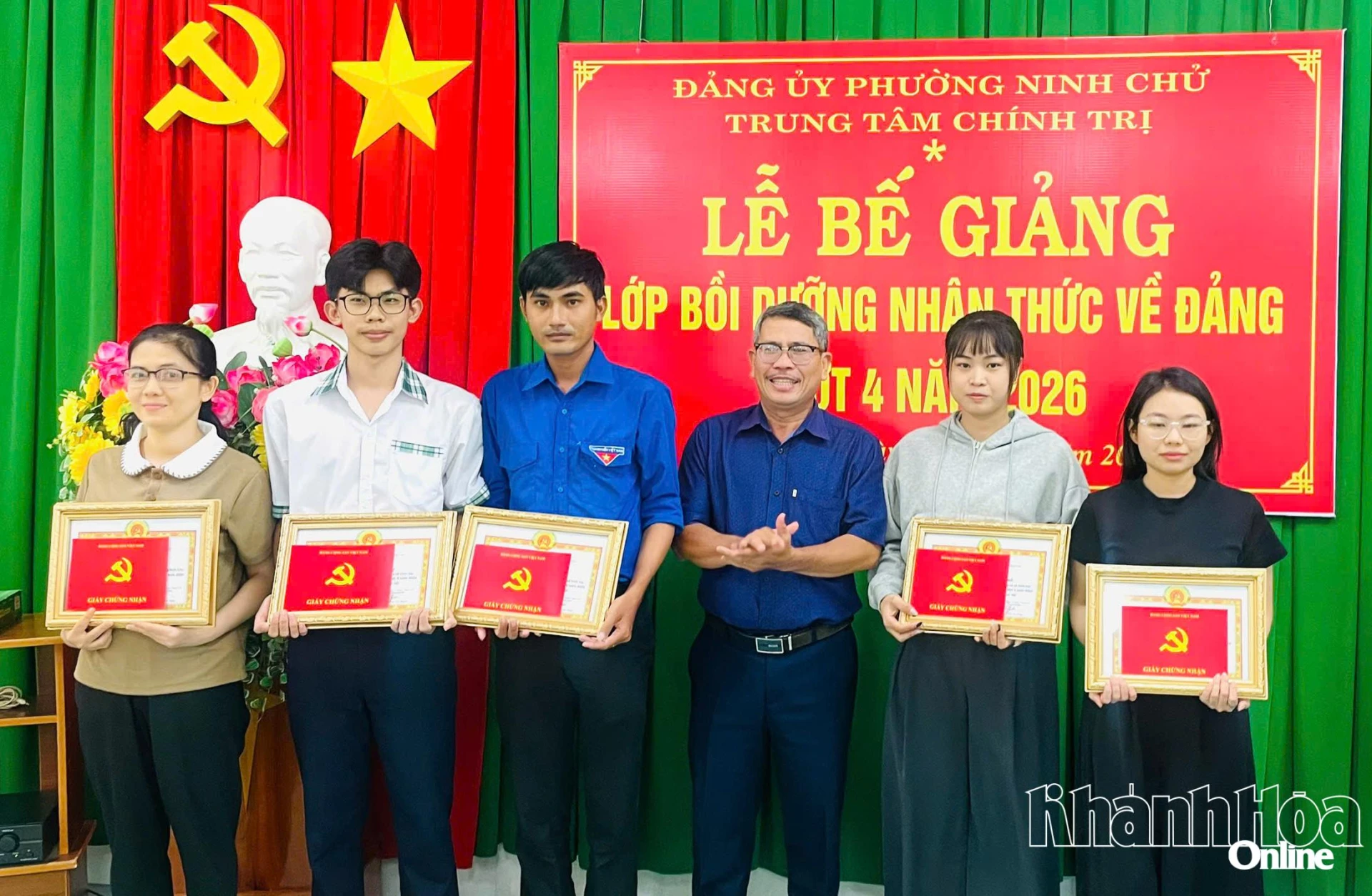 Lãnh đạo Đảng ủy phường Ninh Chử trao giấy chứng nhận và giấy khen cho các học viên xếp loại xuất sắc.