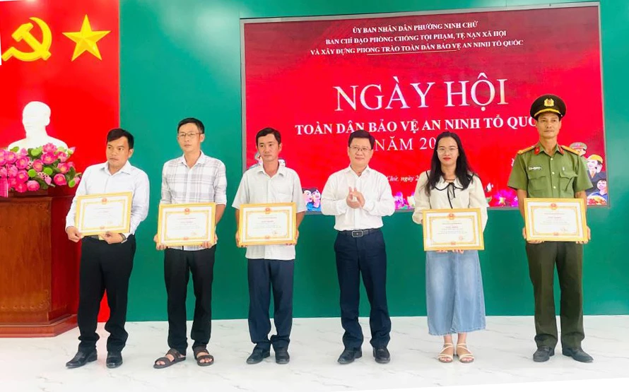 Lãnh đạo phường Ninh Chử trao giấy khen cho 5 tập thể.