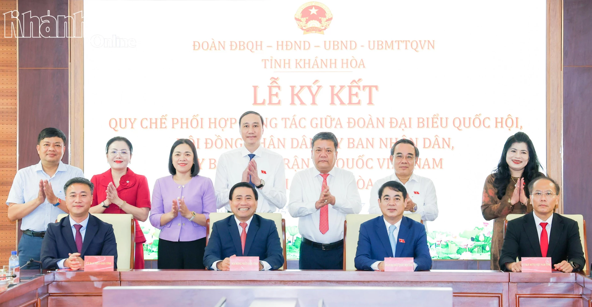 Các đồng chí lãnh đạo thực hiện ký kết quy chế phối hợp trước sự chứng kiến của đồng chí Bí thư Tỉnh ủy và lãnh đạo các cơ quan.