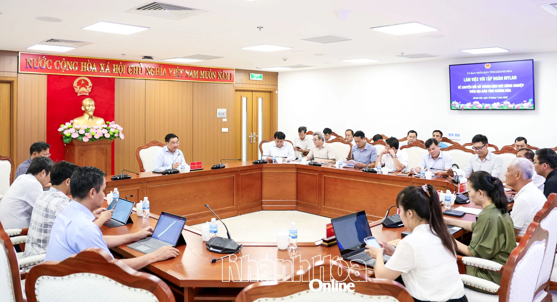 Quang cảnh buổi làm việc.