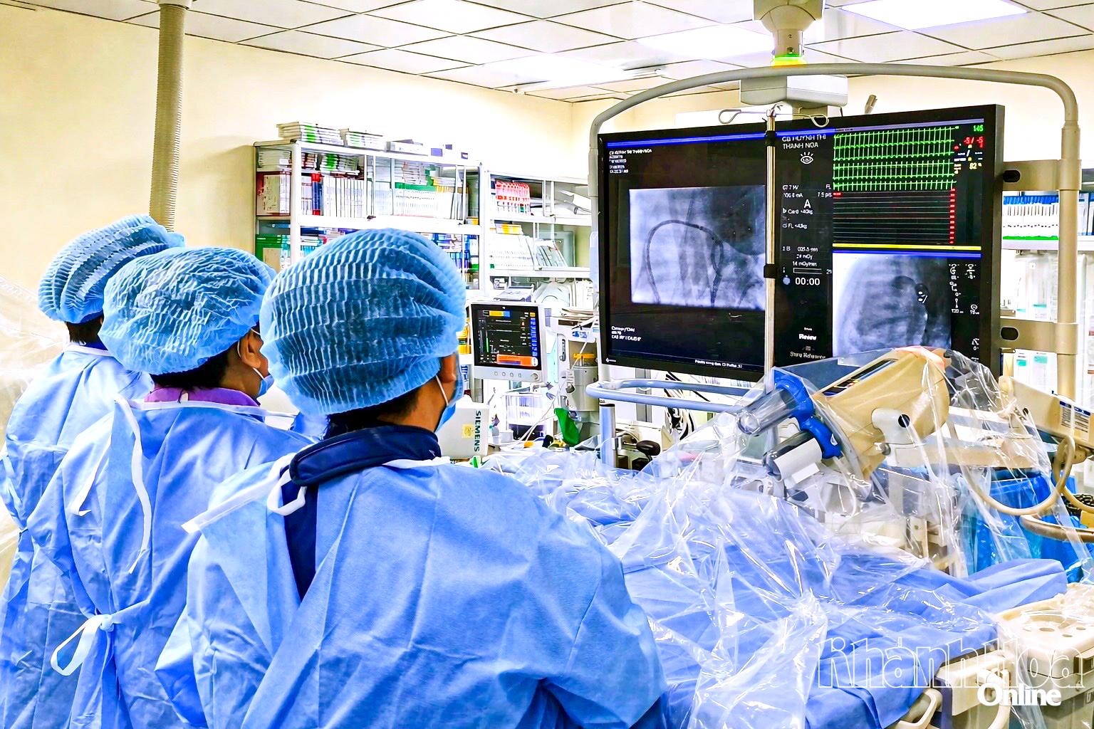 Các y, bác sĩ thực hiện ca can thiệp tim mạch cho bệnh nhân tại Bệnh viện Đa khoa Khánh Hòa.