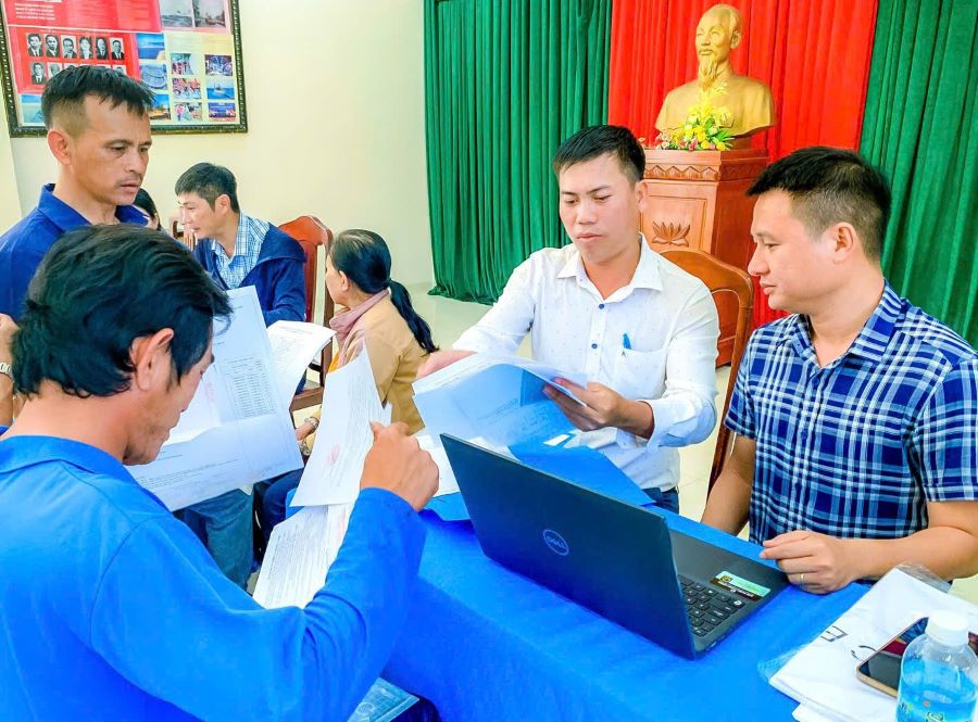 Tổ công tác lưu động phường Nha Trang hướng dẫn cho người dân Tổ dân phố Bích Đầm về trình tự, thủ tục đăng ký cấp giấy chứng nhận quyền sử dụng đất.
