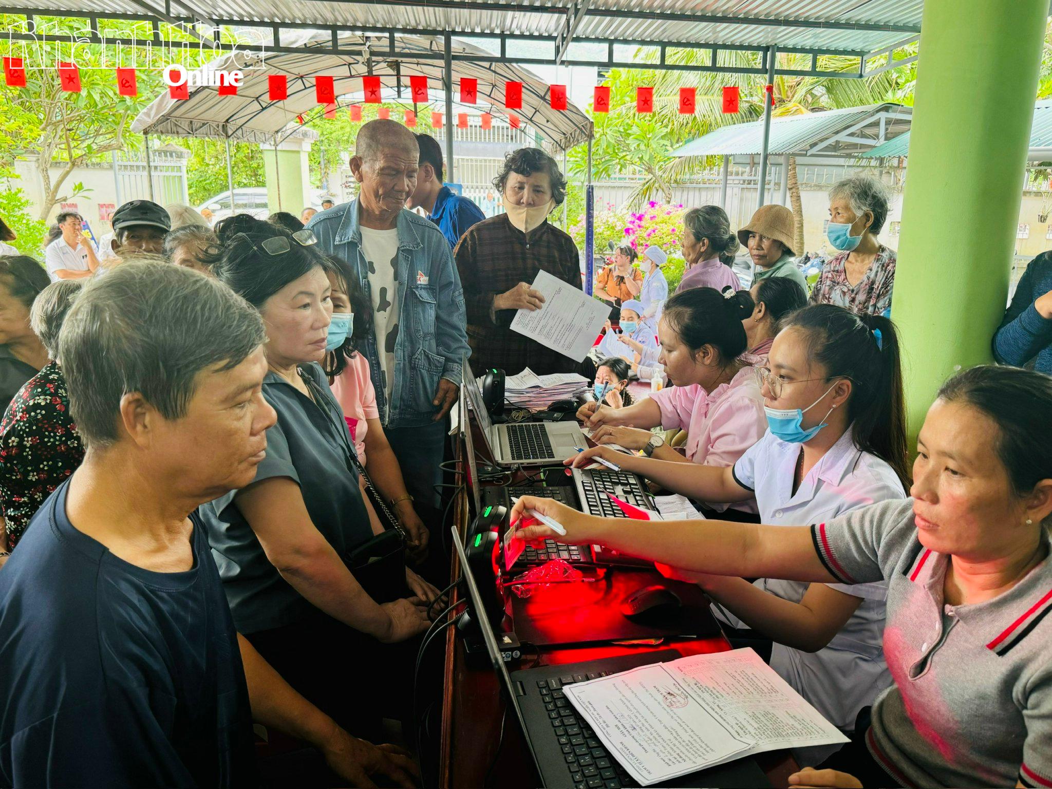 Người dân xã Diên Khánh tới khám được kiểm tra và cập nhật thông tin qua căn cước công dân.