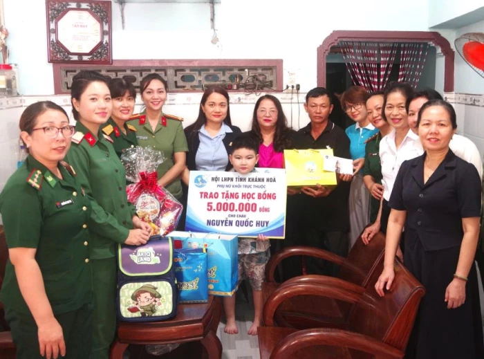 Trao quà hỗ trợ 2 trẻ em có hoàn cảnh đặc biệt khó khăn