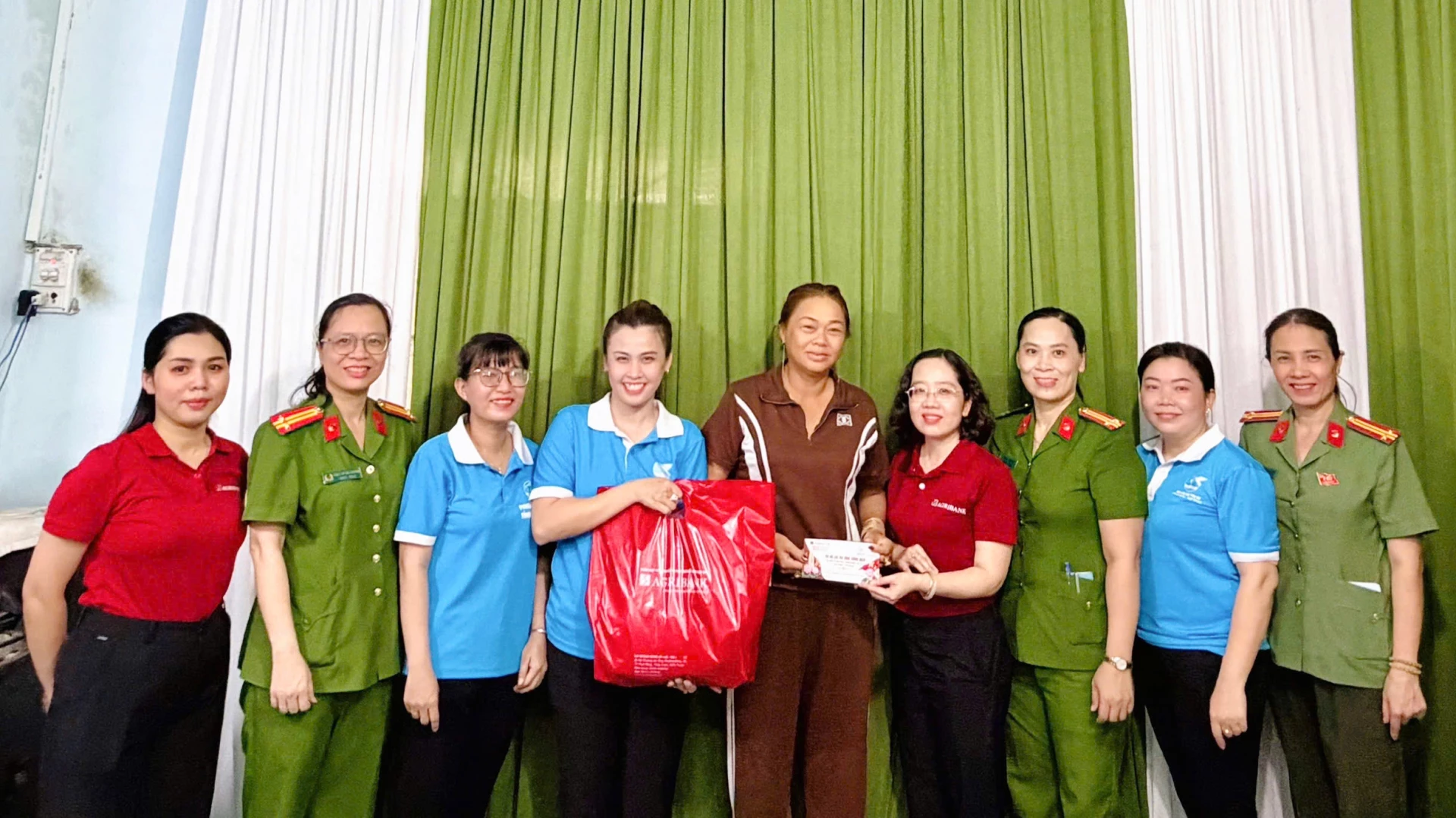 Đoàn đến thăm và tặng quà gia đình bà Nguyễn Thị Hồng.