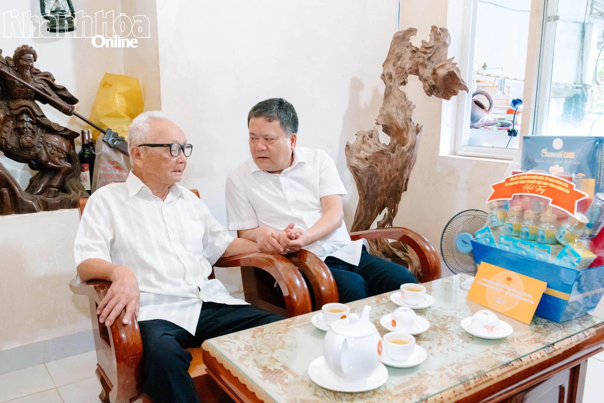 Bí thư Tỉnh ủy Trần Phong thăm hỏi ông Hoàng Công Thành