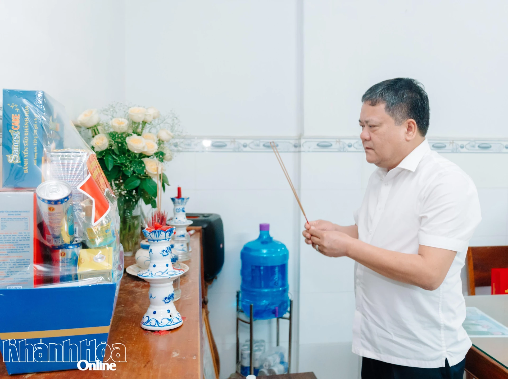 Bí thư Tỉnh ủy Trần Phong thắp hương tri ân các liệt sĩ ở gia đình Bà mẹ Việt Nam anh hùng Võ Thị Đức