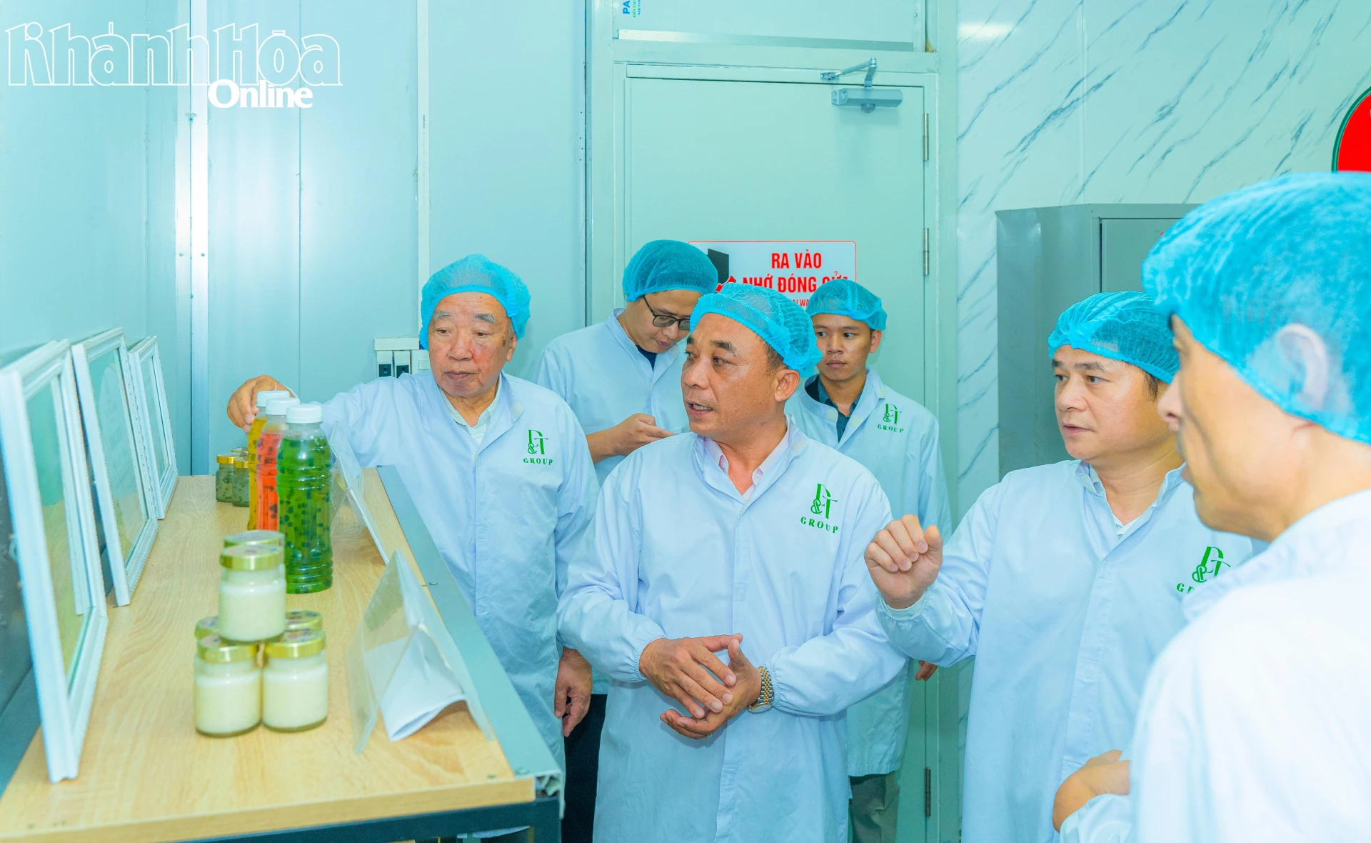 Đoàn công tác của Nhật Bản tìm hiểu tại khu vực sản xuất của DTGROUP.
