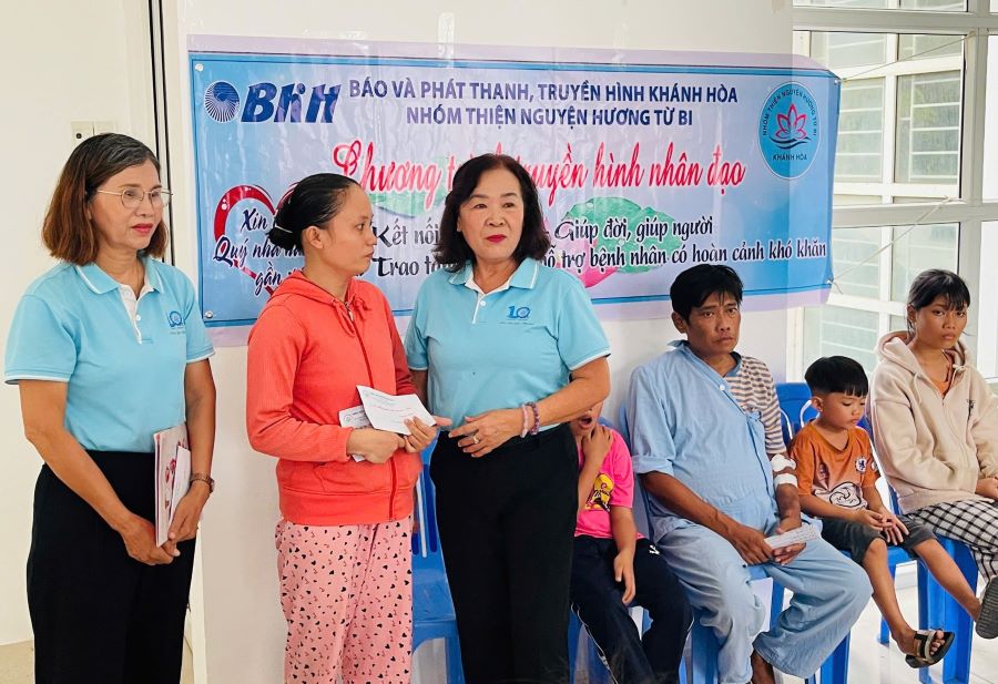 Nhóm thiện nguyện Hương Từ Bi trao tiền hỗ trợ cho gia đình ông Cao Hoài Tân.