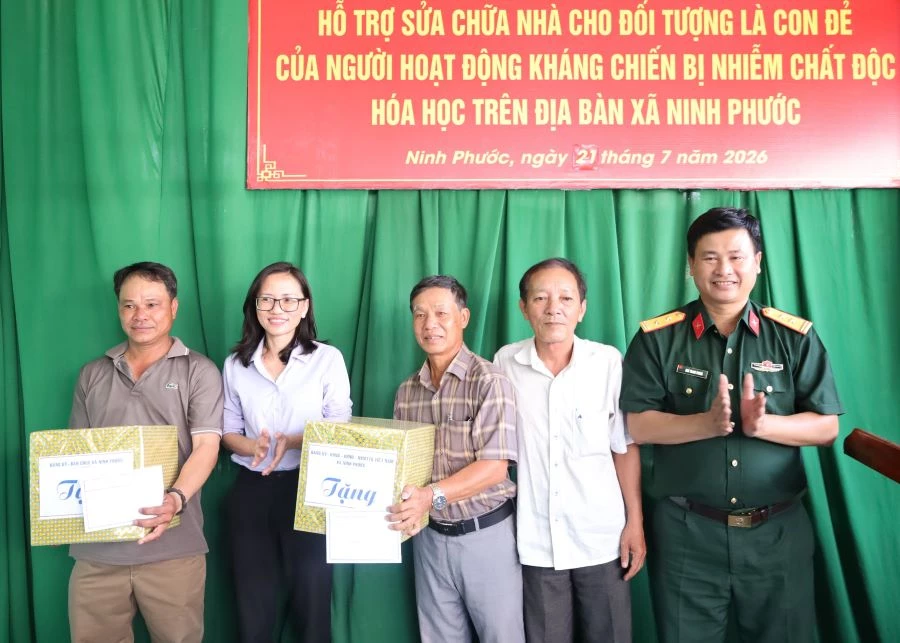 Lãnh đạo xã Ninh Phước và Ban Chỉ huy Quân sự xã tặng quà cho các gia đình tại lễ bàn giao