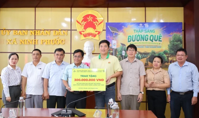 Khánh thành công trình "Tuyến đèn đường chiếu sáng công cộng bằng năng lượng mặt trời" tại xã Ninh Phước