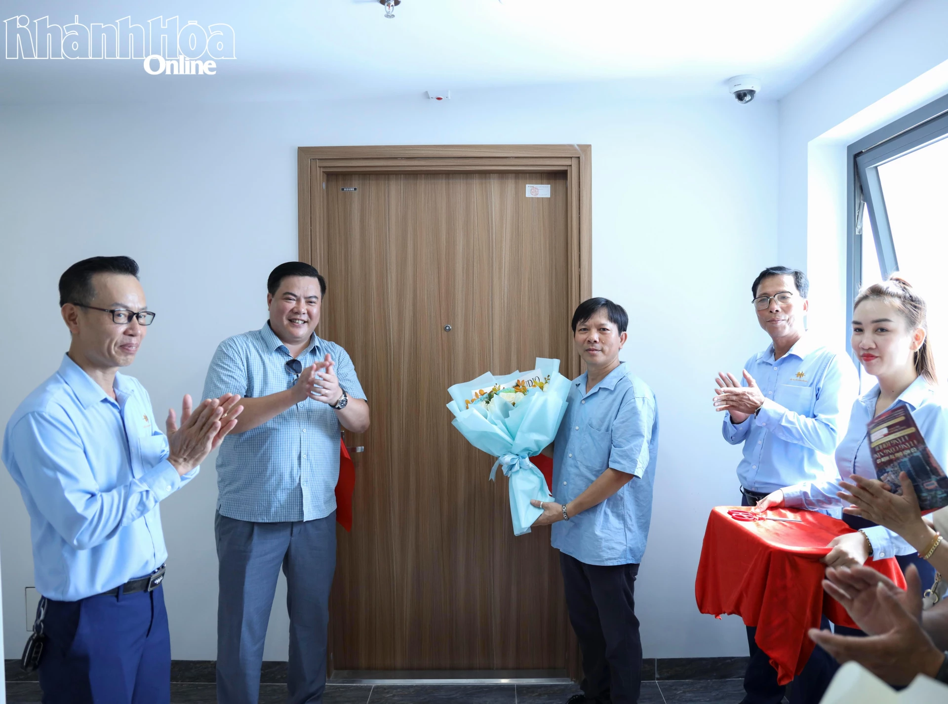 Lãnh đạo MK Holdings chúc mừng khách hàng.