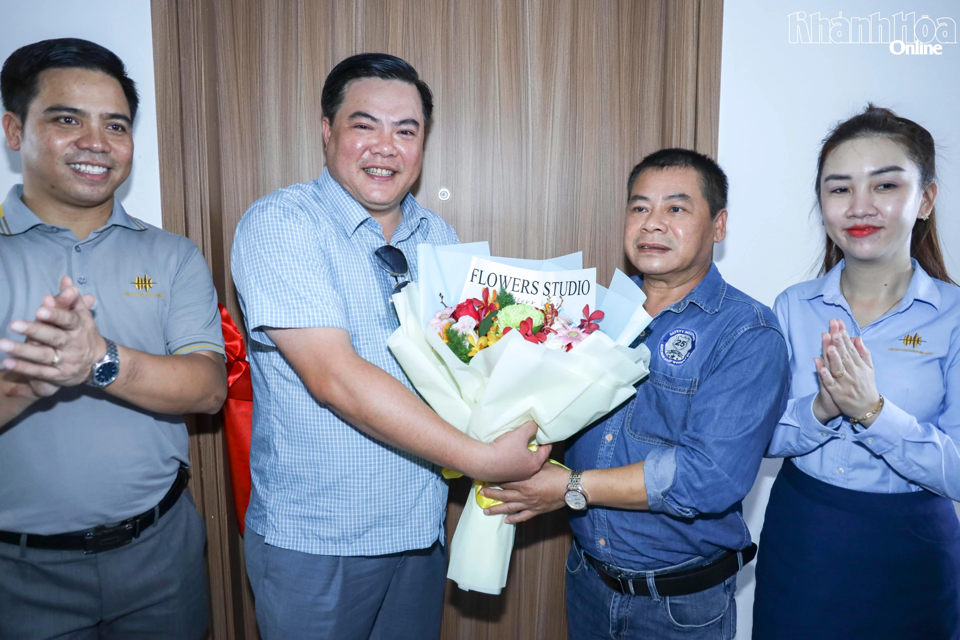 Lãnh đạo MK Holdings chúc mừng khách hàng.