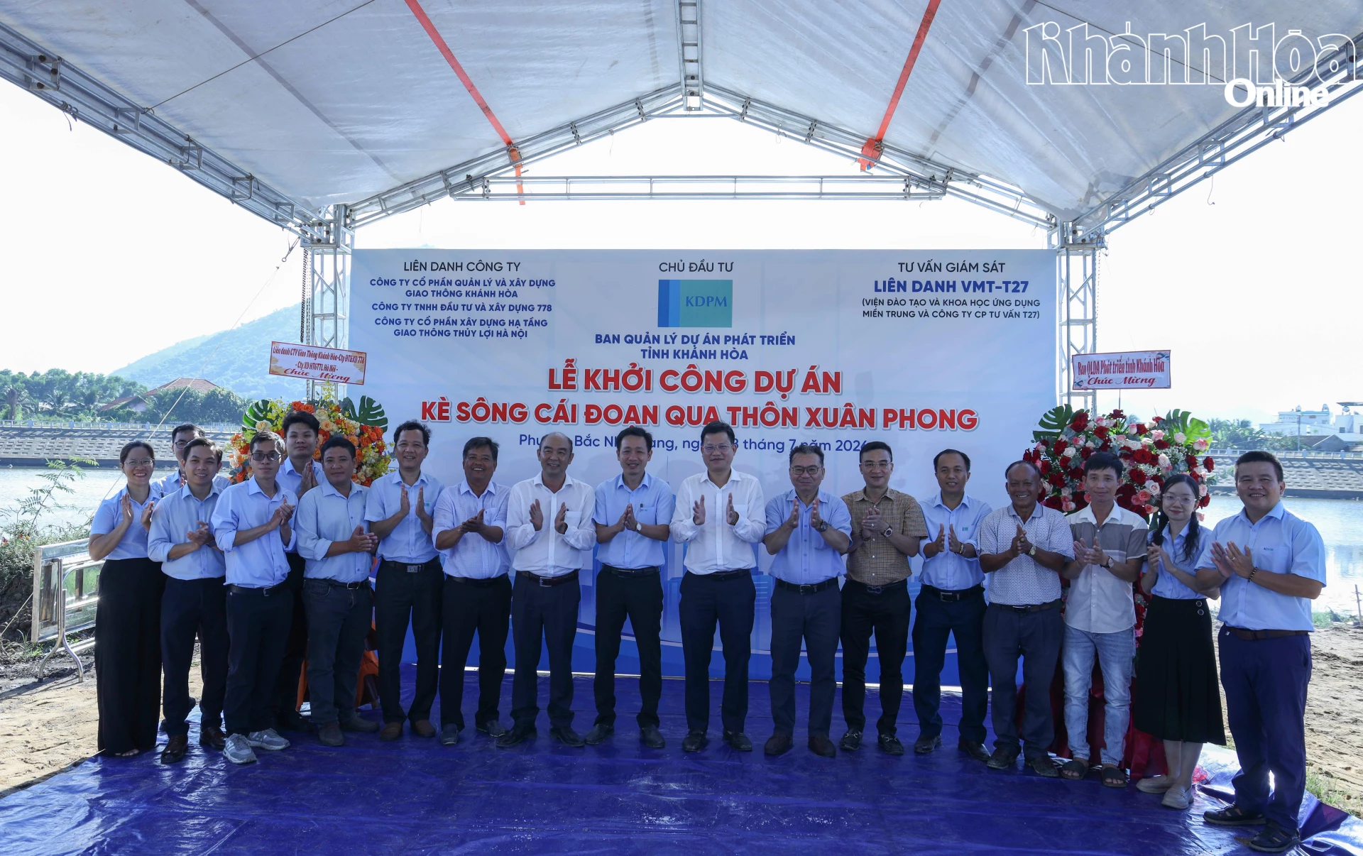 Các đại biểu tham gia lễ khởi công chụp hình lưu niệm.