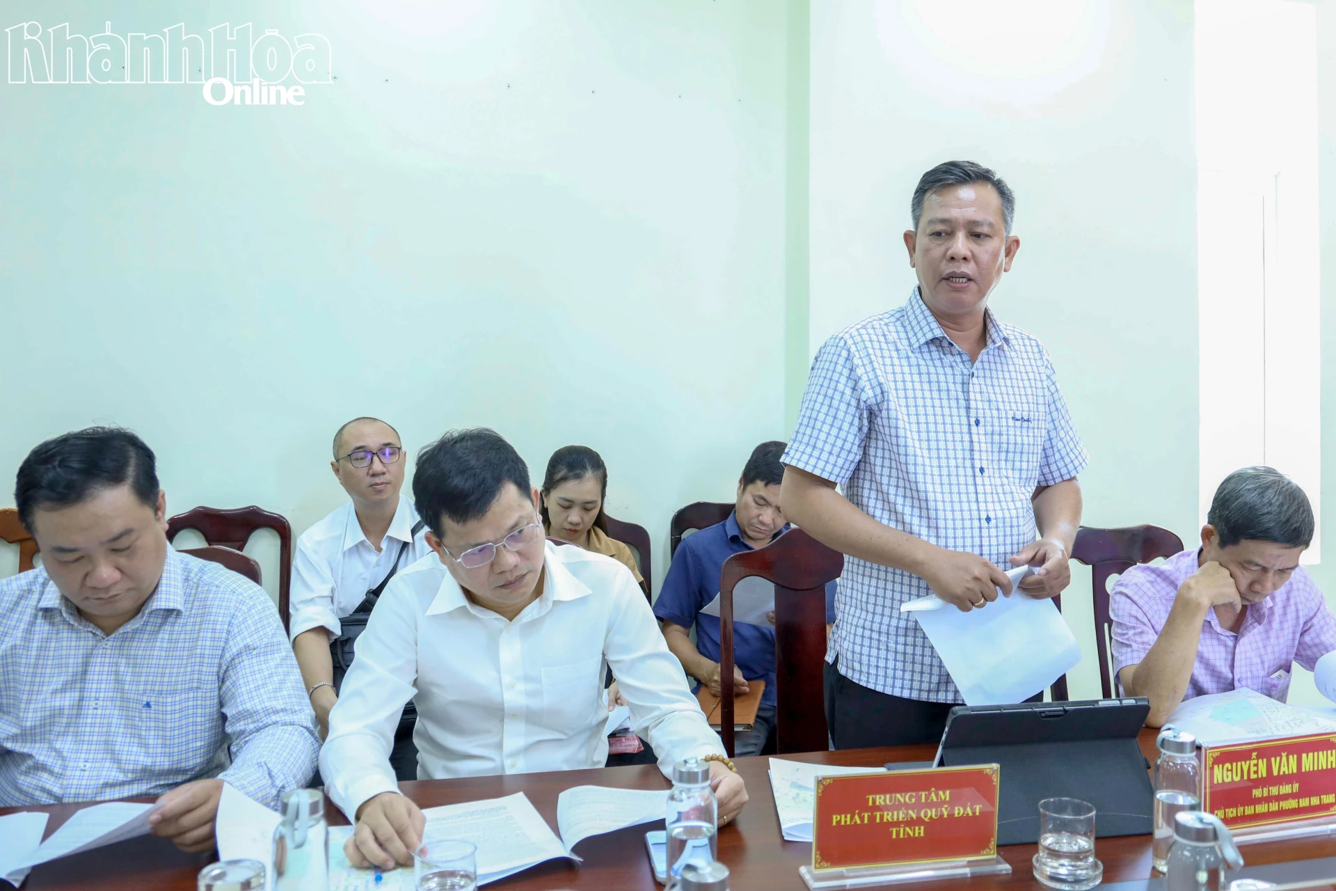 Lãnh đạo Trung tâm Phát triển quỹ đất tỉnh báo cáo tại cuộc họp.
