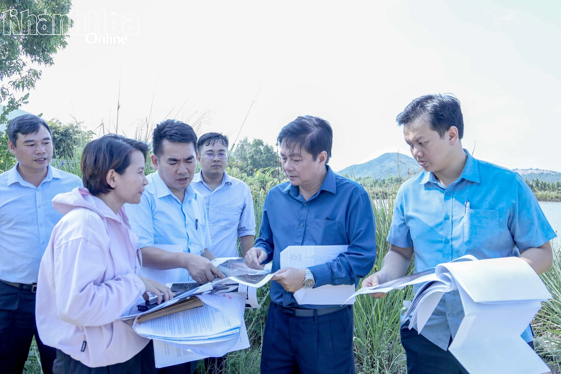 Đồng chí Lữ Thanh Hải khảo sát tại khu đất ký hiệu HH14, ở Tổ dân phố Đất Lành.