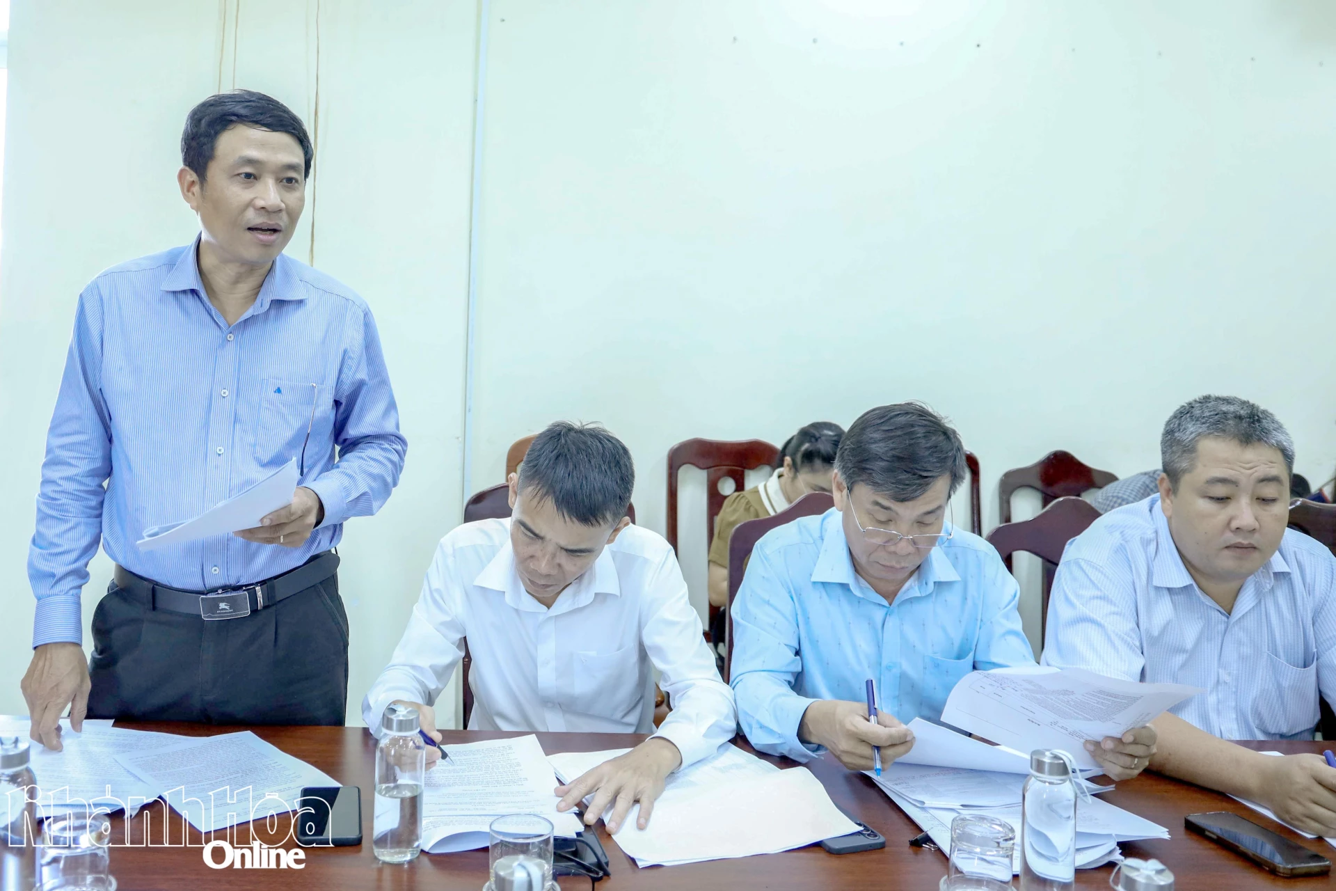 Lãnh đạo Ban Kinh tế - Ngân sách HĐND tỉnh báo cáo tại cuộc họp.