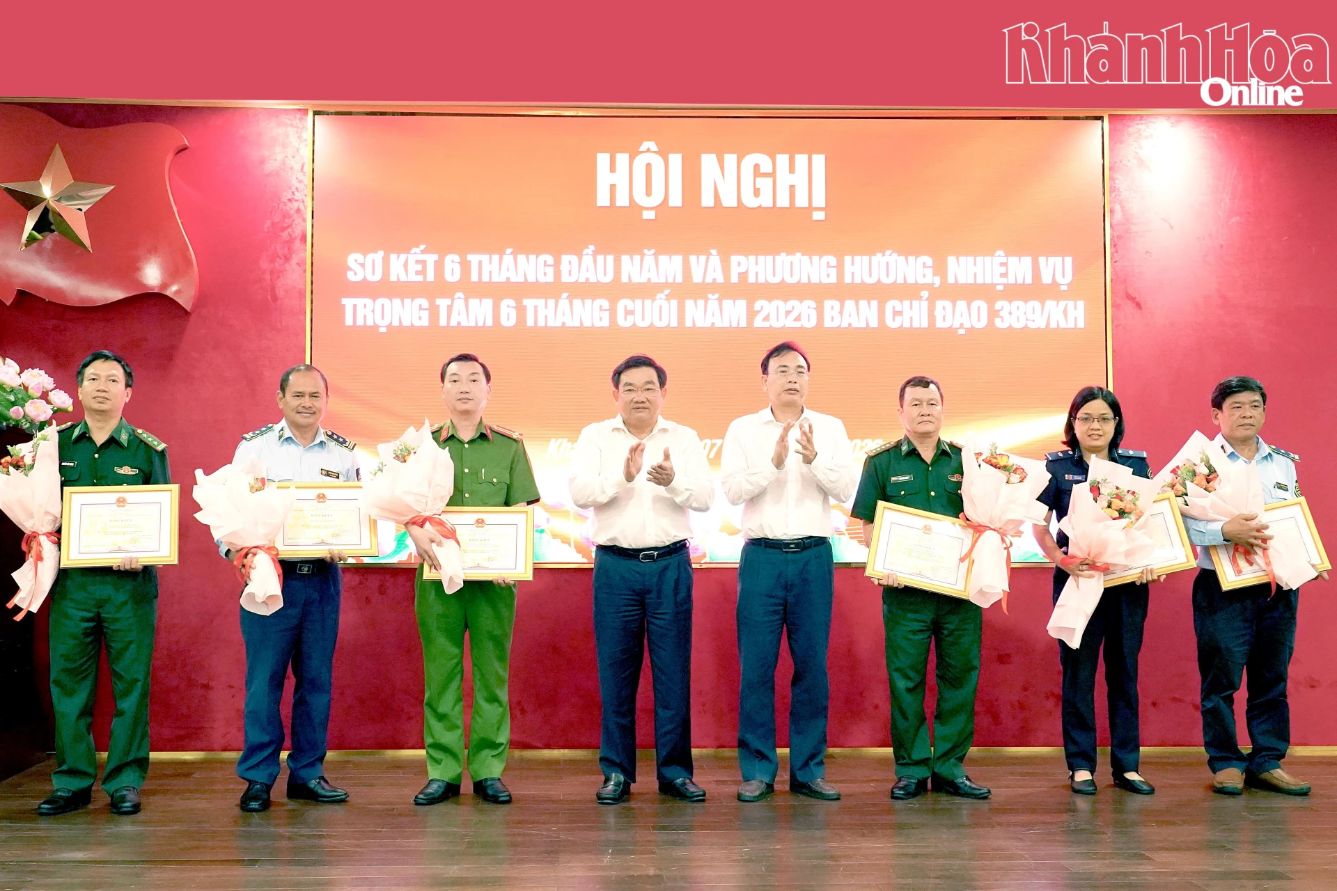 Đồng chí Trịnh Minh Hoàng trao bằng khen cho các tập thể, cá nhân.