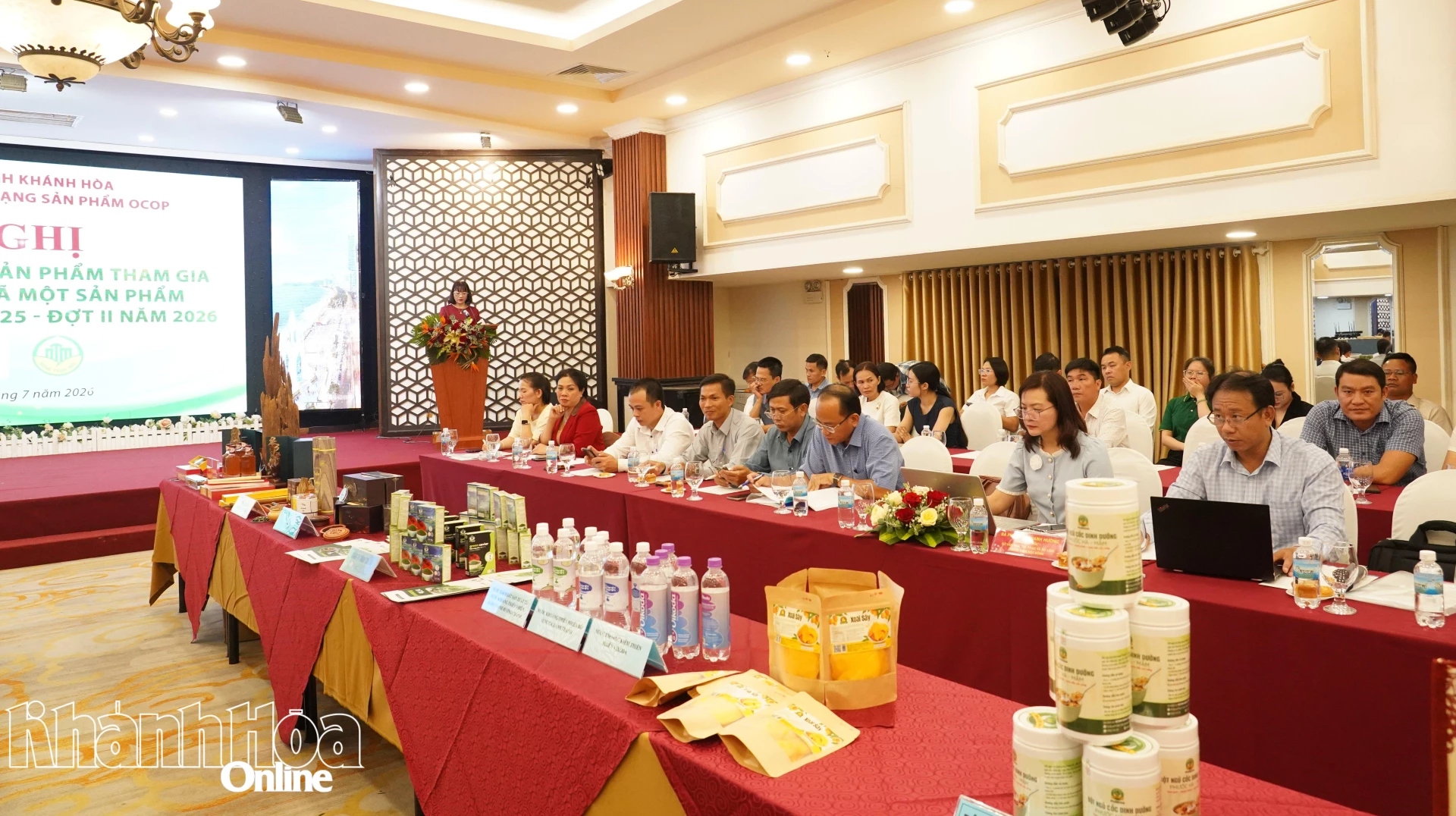 Các thành viên Hội đồng OCOP tỉnh thực hiện chấm điểm các sản phẩm tham gia năm 2025 đợt II.