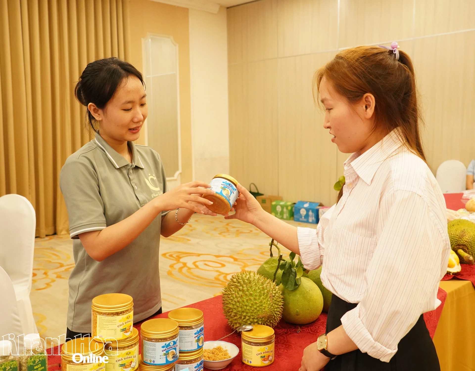 Đại biểu tham quan các sản phẩm OCOP tại chương trình.