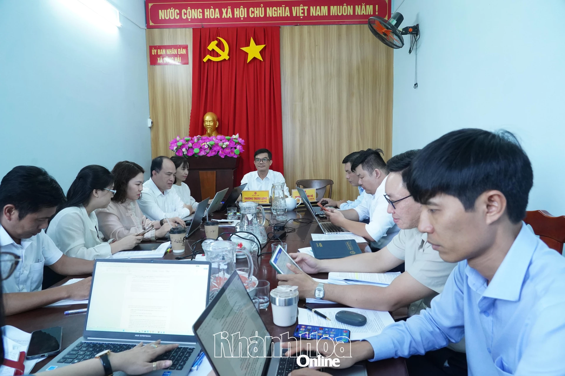 Quang cảnh buổi làm việc.