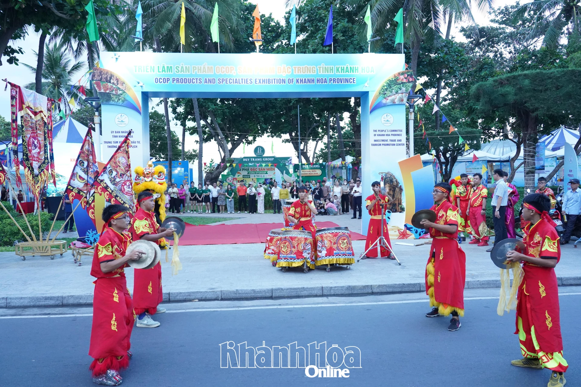 Múa lân khai mạc triển lãm.