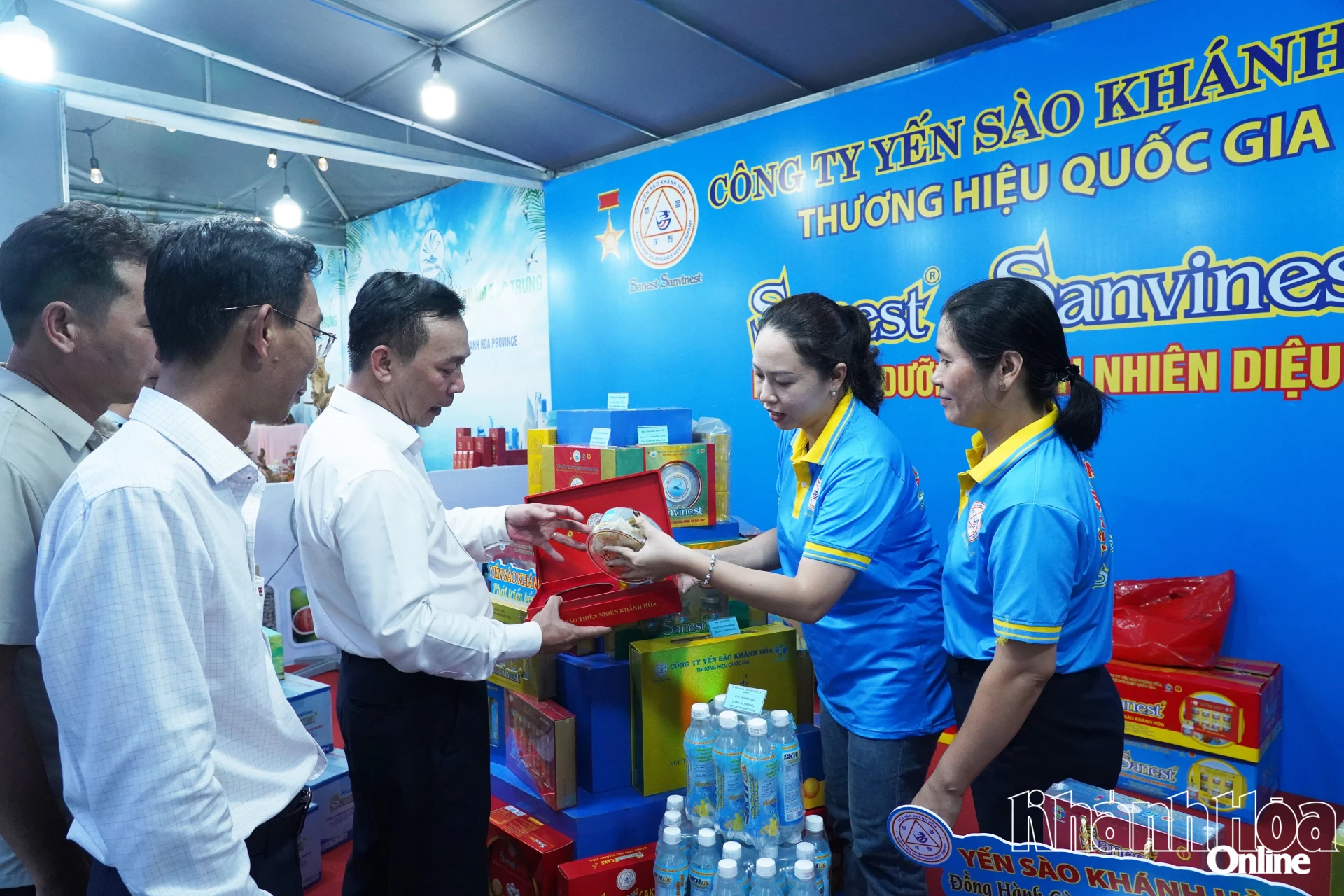 Ông Trương Văn Tiến - Giám đốc Trung tâm Xúc tiến Đầu tư, Thương mại và Du lịch tỉnh tham quan các gian hàng tại triển lãm.