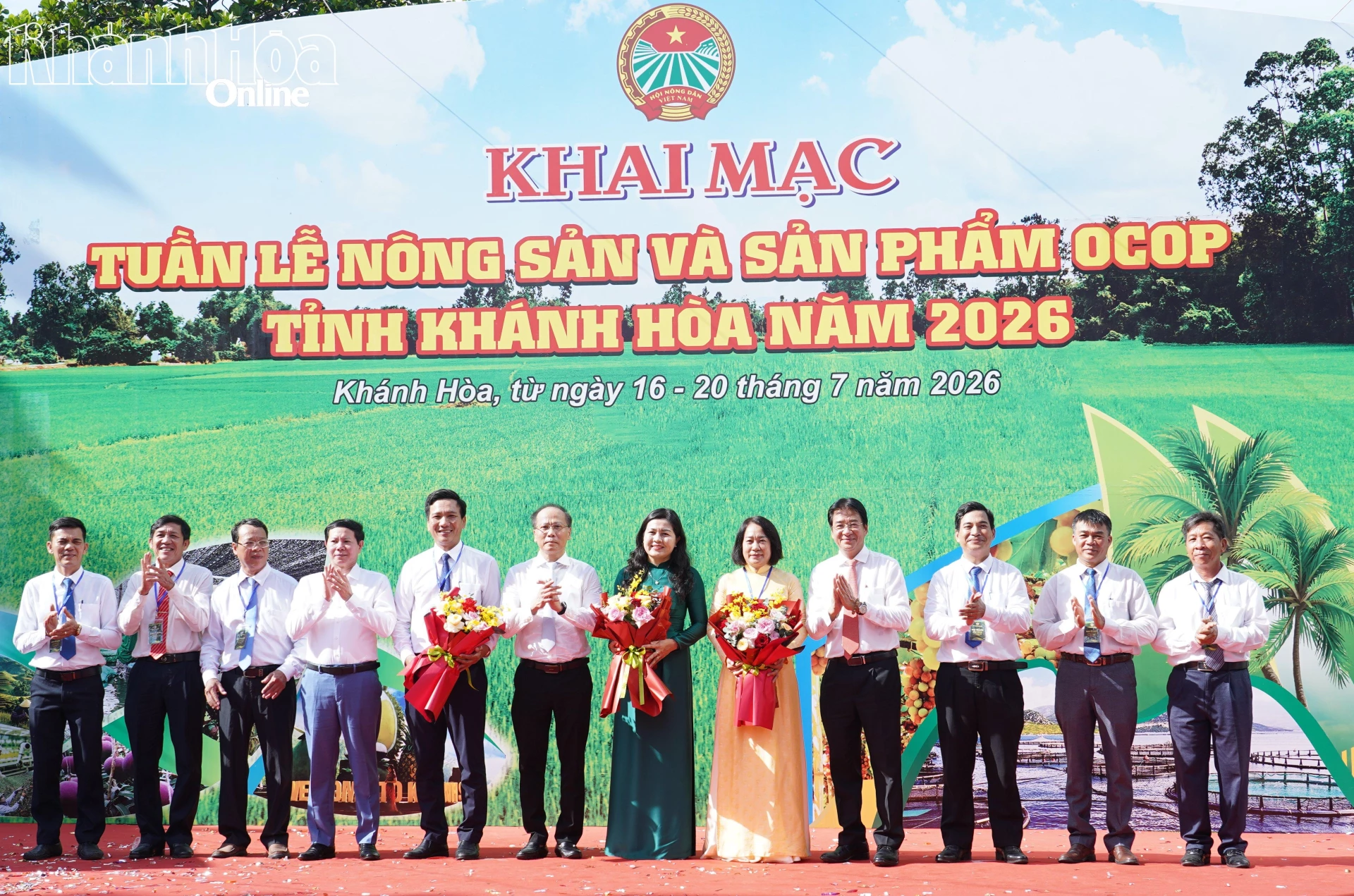 Các đồng chí: Nguyễn Khắc Hà; Nguyễn Long Biên tặng hoa chúc mừng Ban tổ chức.