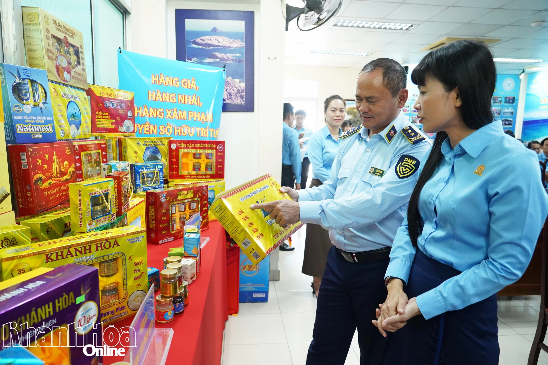 Đại biểu tham quan các sản phẩm của Công ty Yến sào Khánh Hoà.