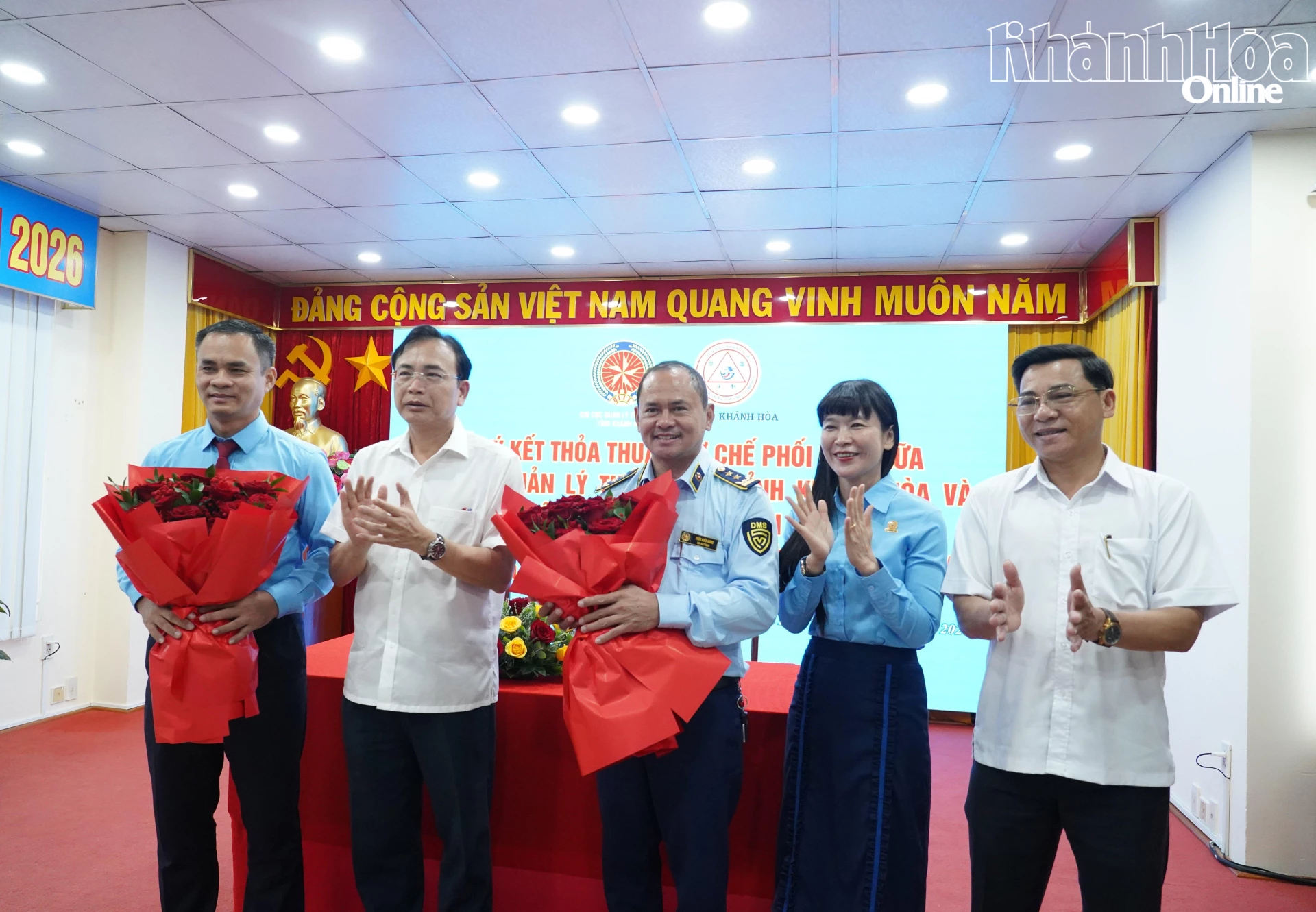 Ban tổ chức tặng hoa chúc mừng hai đơn vị.