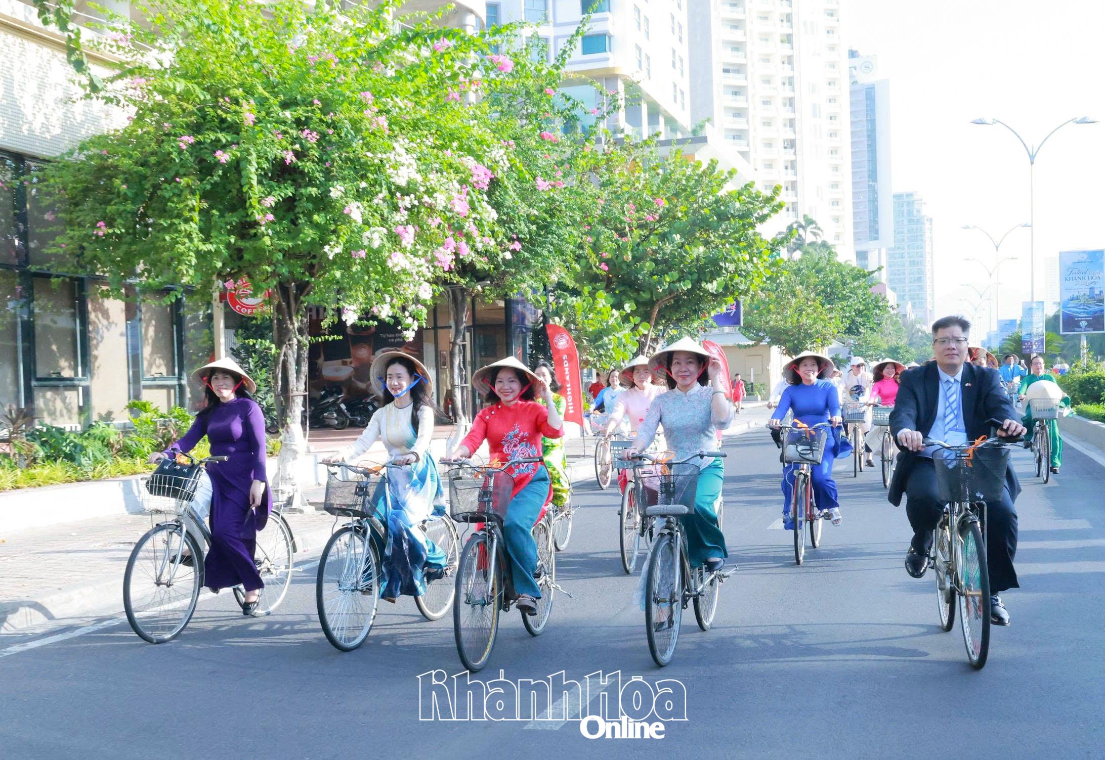 Các đồng chí nữ lãnh đạo của tỉnh đạp xe diễu hành trên phố.